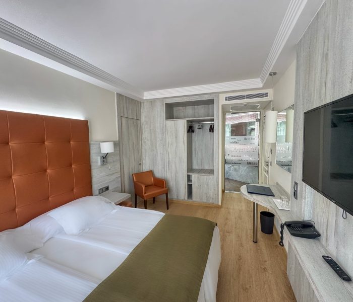 SUPERIOR ROOM 8
